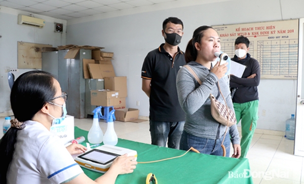 Công nhân Công ty TNHH Pousung Việt Nam (H.Trảng Bom) được khám sức khỏe trước khi bố trí việc làm
