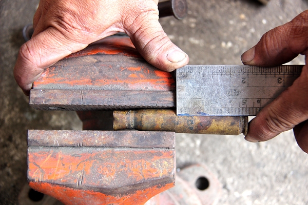 Ngoài những sản phẩm truyền thống, thợ rèn còn phải biết gia công từ những vật liệu cũ 