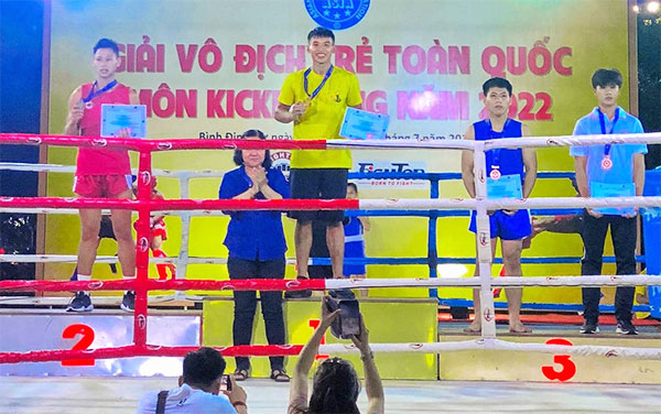VĐV Phạm Hồng Phúc (giữa) giành HCV hạng cân 69kg nam nhóm tuổi 17-18