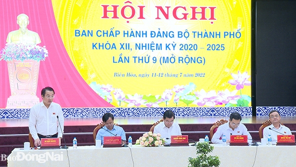  Phó bí thư Thành ủy Biên Hòa Đỗ Khôi Nguyên thảo luận tại hội nghị