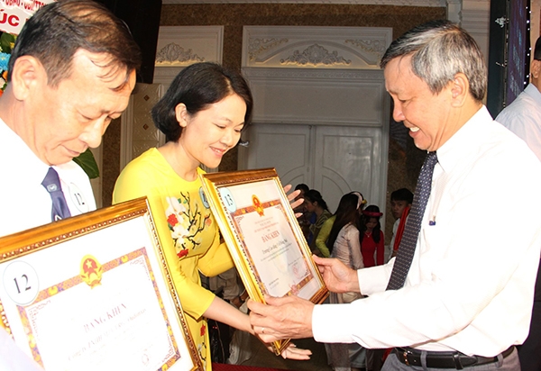Phó bí thư Thường trực Tỉnh ủy Hồ Thanh Sơn tặng bằng khen của UBND tỉnh cho tập thể, cá nhân có thành tích xuất sắc trong thúc đẩy quan hệ Việt Nam - Lào.