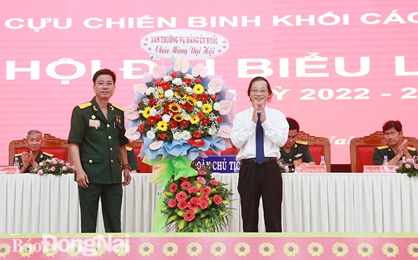 Bí thư Đảng ủy Khối các cơ quan tỉnh Bùi Quang Huy tặng hoa chúc mừng đại hội 