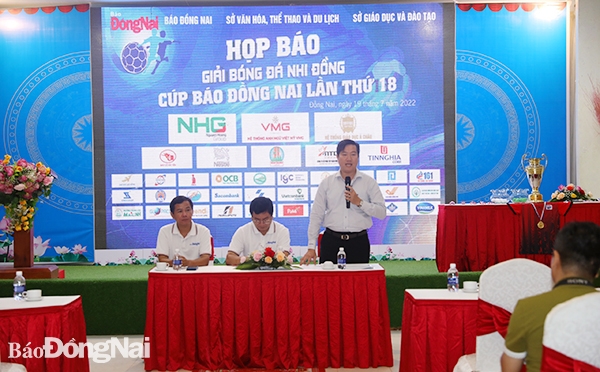 Ông Bùi Thanh Nam, Phó giám đốc Sở VH-TTDL, Phó trưởng ban tổ chức giải trả lời giới báo chí tại buổi họp báo