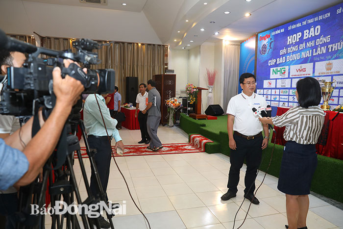 Phóng viên các đơn vị báo chí phỏng vấn ông Đào Văn Tuấn, Trưởng ban tổ giải.
