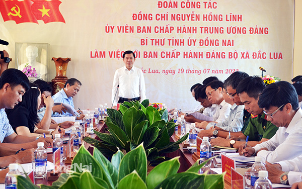 Bí thư Tỉnh ủy Nguyễn Hồng Lĩnh phát biểu tại buổi làm việc với Đảng ủy xã. Ảnh: Phương Hằng