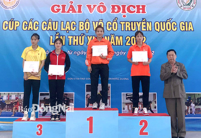 VĐV Phạm Thị Phượng trên bục nhận HCV ở hạng cân 48kg nữ