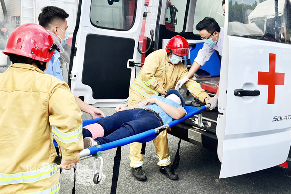 Nhờ các phương tiện chữa cháy hiện đại giúp lực lượng chữa cháy nhanh chóng tiếp cận hiện trường cùng nhân viên y tế di chuyển, sơ cứu người bị ngất trong buổi diễn tập tại Công ty TNHH Hưng nghiệp Formosa