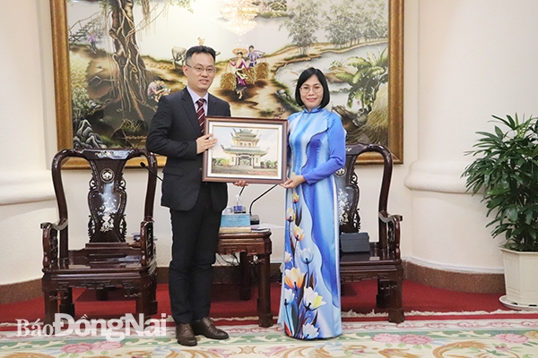Phó chủ tịch UBND tỉnh Nguyễn Thị Hoàng tặng quà lưu niệm cho ông Ha Gwang Yun, Tân Trưởng đại diện Văn phòng Đại diện tỉnh Jeollanam (Hàn Quốc) tại TP.HCM.