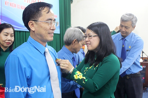 Chủ tịch Liên đoàn Lao động tỉnh Nguyễn Thị Như Ý trao Kỷ niệm chương vì sự nghiệp xây dựng tổ chức Công đoàn cho các cá nhân tiêu biểu