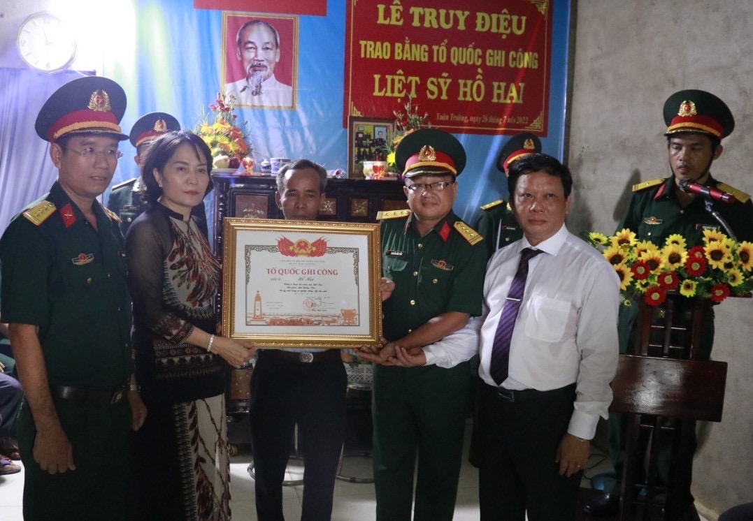 Thừa ủy quyền của Thủ tướng Chính phủ, Bộ Chỉ huy quân sự tỉnh và H.Xuân Lộc đã tổ chức trao Bằng Tổ quốc ghi công cho gia đình liệt sĩ Hồ Hai chiều 27-7