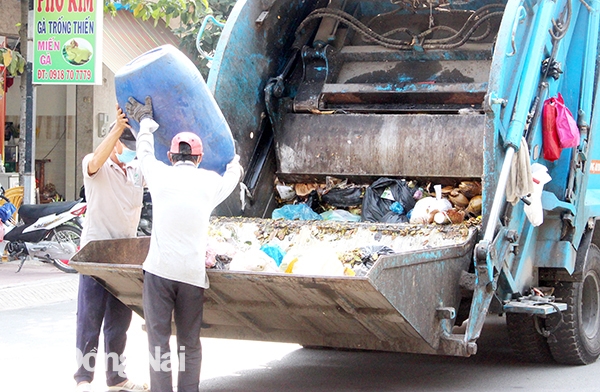 Thu gom rác thải sinh hoạt từ hộ gia đình trên địa bàn TP.Biên Hòa. Ảnh: H.LỘC