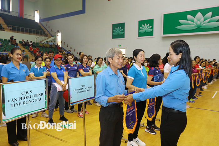 Phó chủ tịch Công đoàn Viên chức tỉnh (LĐLĐ tỉnh) Lê Thị Giang Thảo tặng cờ lưu niệm cho các đơn vị  tham dự hội thao