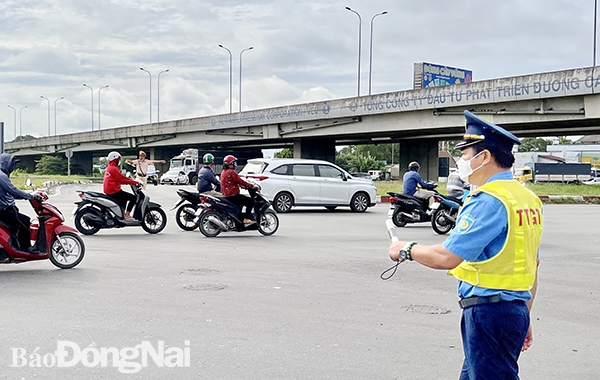 Thanh tra Giao thông Cục Quản lý đường bộ IV cùng Cảnh sát Giao thông Trạm Cảnh sát Giao thông Ngã ba Thái Lan điều tiết tại nút giao quốc lộ 51 với cao tốc TP.HCM - Long Thành - Dầu Giây