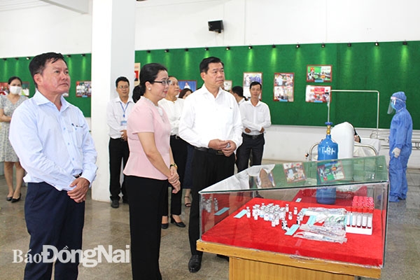 Ủy viên Trung ương Đảng, Bí thư Tỉnh ủy Nguyễn Hồng Lĩnh tham quan triển lãm Dấu ấn Đồng Nai trong công tác phòng, chống dịch