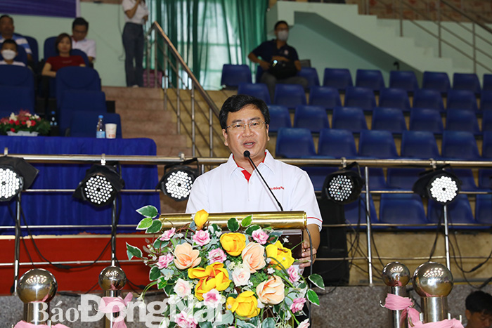 Tổng biên tập Báo Đồng Nai, Trưởng ban tổ chức giải Đào Văn Tuấn phát biểu khai mạc giải. Ảnh: Huy Anh
