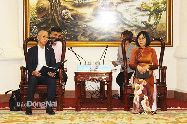 Phó chủ tịch UBND tỉnh Nguyễn thị Hoàng và ông Yuhiko Matsuda trao đổi tiềm năng hợp tác giữa 2 bên. Ảnh: Vương Thế