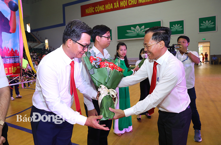 Trưởng ban Tuyên giáo Tỉnh ủy Phạm Xuân Hà tặng hoa cho nhà tài trợ chính Trung tâm Anh ngữ Việt Mỹ (VMG). Ảnh: Huy Anh