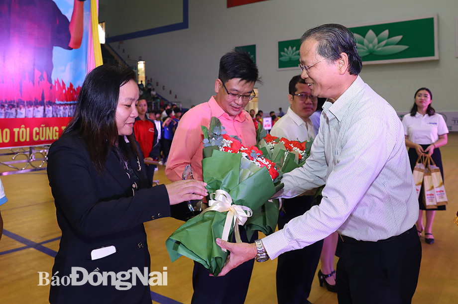Chủ nhiệm Ủy ban Kiểm tra Tỉnh ủy Huỳnh Thanh Bình tặng hoa cho nhà tài trợ 