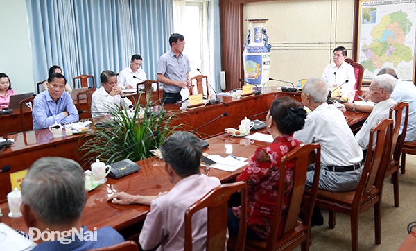 Phó bí thư Tỉnh ủy, Chủ tịch UBND tỉnh Cao Tiến Dũng trao đổi về những nội dung mà các đồng chí nguyên lãnh đạo tỉnh quan tâm