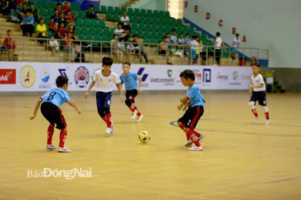 Ngô Nhật Khánh của U.11 Tân Phú (10, giữa) ghi cả 6 bàn trong trận hòa 6-6 với U.11 Trảng Bom. Ảnh: Huy Anh