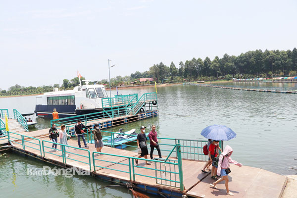 Khu du lịch Đảo Ó - Đồng Trường, một trong những điểm du lịch nổi tiếng trên hồ Trị An thuộc H.Vĩnh Cửu. Ảnh: Thủy Mộc