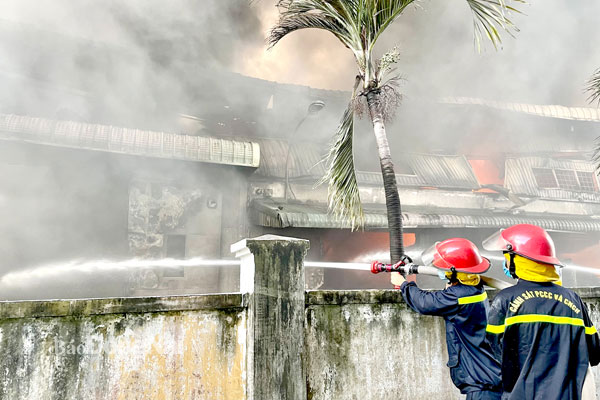 Đội Cảnh sát chữa cháy và cứu nạn, cứu hộ khu vực Biên Hòa chữa cháy khu vực nhà xưởng của Công ty TNHH Hóa chất Arirang (Khu công nghiệp Long Bình, TP.Biên Hòa) vào chiều 28-6-2021. Ảnh: Đăng Tùng