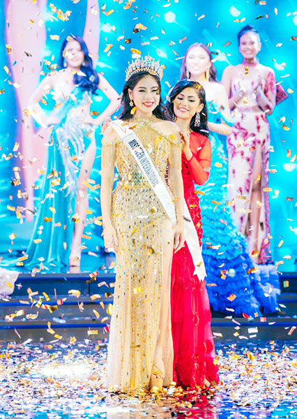 Gia Hân mặc váy dạ hội có họa tiết và đính hạt làm bằng thủ công trong đêm đăng quang Miss Teen quốc tế 2022
