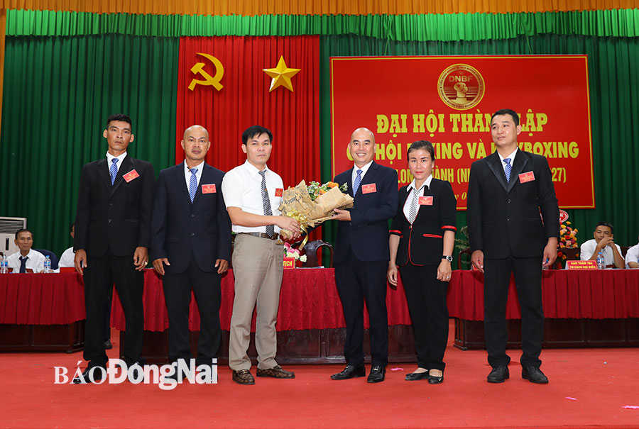 Chủ tịch Liên đoàn Boxing và Kickboxing tỉnh Đồng Nai Lê Hồng Ngân tặng hoa chúc mừng Ban thường vụ Chi hội 