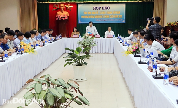 Phó chủ tịch UBND tỉnh Nguyễn Sơn Hùng phát biểu tại buổi họp báo 