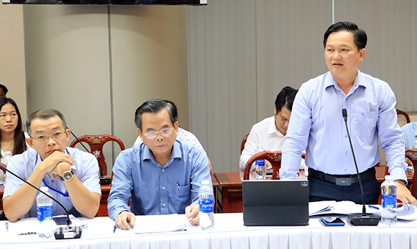 Giám đốc Sở KH-ĐT Nguyễn Hữu Nguyên trả lời các câu hỏi của phóng viên