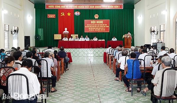 Đại biểu HĐND tỉnh, huyện tiếp xúc cử tri 2 xã Bình Sơn, Bình An. Ảnh: Chí Tài