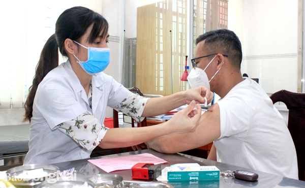 Tiêm vaccine phòng bệnh viêm gan B tại Trung tâm Kiểm soát bệnh tật tỉnh. Ảnh: H.Dung