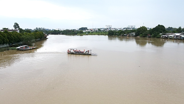 Chiếc đò chở khách của ông Quang đi qua sông Cái