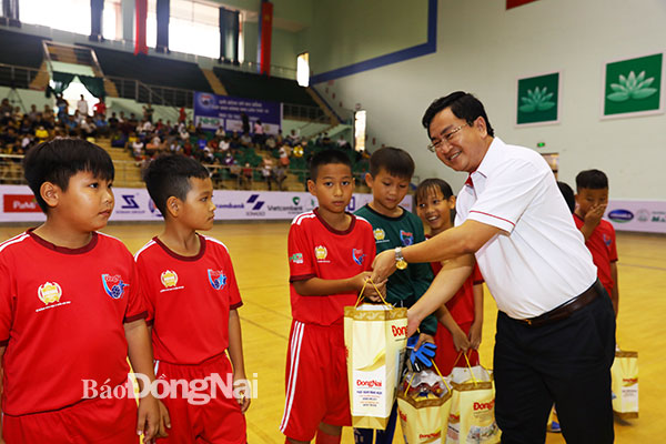 Ban tổ chức trao quà của đồng chí Nguyễn Hồng Lĩnh, Ủy viên Trung ương Đảng, Bí thư Tỉnh ủy cho các cầu thủ. Ảnh: Huy Anh