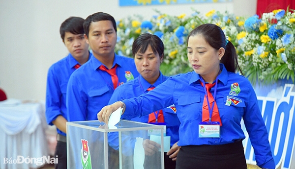 Các đại biểu bỏ phiếu bầu Ban chấp hành Đoàn Thanh niên Tổng công ty cao su Đồng Nai. Ảnh: Tỉnh đoàn cung cấp