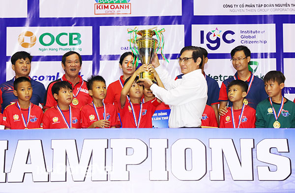 Vice Chairwoman Nguyen Hoa Hiep of the provincial People's Commitee presents the trophy to the winners.