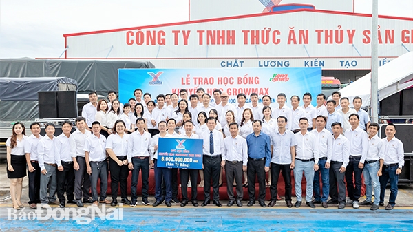 Công ty TNHH Thức ăn thủy sản GrowMax và Báo Nông nghiệp Việt Nam công bố thành lập Quỹ khuyến học GrowMax. Ảnh: Nguồn Báo Nông nghiệp Việt Nam