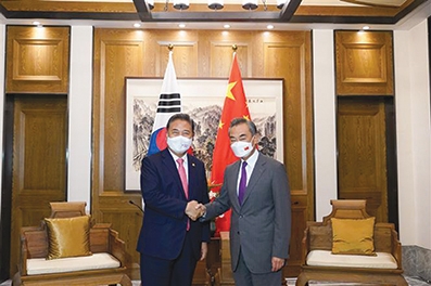 Ngoại trưởng Hàn Quốc Park Jin (trái) và người đồng cấp Trung Quốc Vương Nghị trong cuộc gặp ở TP.Thanh Đảo (Trung Quốc) ngày 9-8. Ảnh: Yonhap/TTXVN