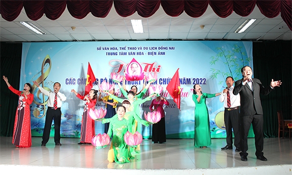 Nghệ sĩ Nguyễn Trường Thịnh (bìa phải) biểu diễn cùng CLB