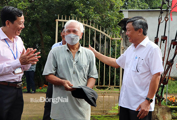 Phó bí thư thường trực Tỉnh ủy Hồ Thanh Sơn (bìa phải) gặp gỡ, trao đổi với người dân về xây dựng nông thôn mới. Ảnh: N.Liên