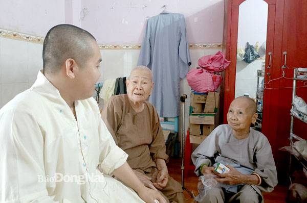 Đại đức Thích Thông Hiếu, Phó trụ trì chùa Huyền Trang (xã Bảo Quang, TP.Long Khánh) thăm hỏi những người già yếu được nuôi dưỡng tại chùa. Ảnh: Tố Tâm