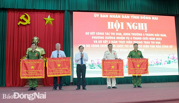 Phó chủ tịch UBND tỉnh Nguyễn Sơn Hùng trao cờ thi đua xuất sắc trong phong trào thi đua yêu nước năm 2021 (đợt 2) cho các tập thể
