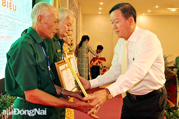 Ủy viên Ban TVTU, Trưởng Ban Dân vận Tỉnh ủy Đào Văn Phước trao bằng khen của UBND tỉnh cho các cá nhân, tập thể có đóng góp tích cực trong nhiệm kỳ qua