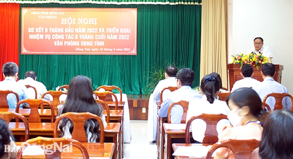 Chánh Văn phòng UBND tỉnh Nguyễn Kim Long trao đổi tại hội nghị