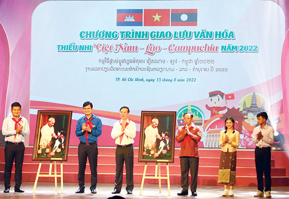 Ủy viên Bộ Chính trị, Thường trực Ban Bí thư Trung ương Đảng Cộng sản Việt Nam Võ Văn Thưởng và đại diện Ban tổ chức tặng bức tranh Bác Hồ với thiếu nhi cho các đoàn đại biểu đến từ Lào và Campuchia. Ảnh: TTXVN