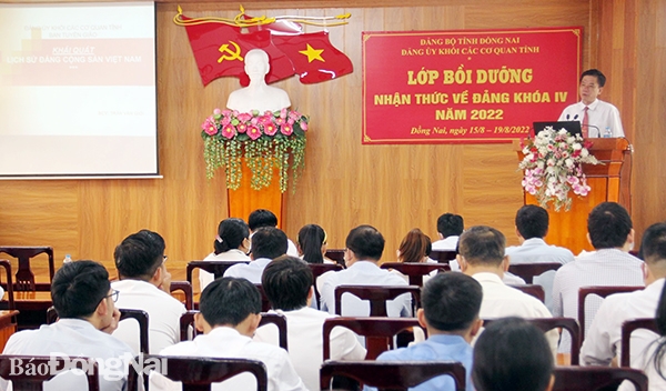 Trưởng ban Tuyên giáo Đảng ủy Khối các cơ quan tỉnh Trần Văn Giới truyền đạt nội dung tại lớp bồi dưỡng. (ảnh: Sông Thao)