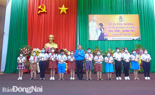 Chủ tịch LĐLĐ huyện Dương Quốc Bình tuyên dương các học sinh “Học giỏi, sống tốt” năm 2022