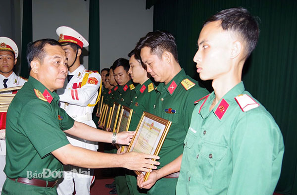 Đại tá Vũ Văn Điền khen thưởng các thành viên Câu lạc bộ võ thuật đã tham gia và dành thành tích cao tại giải. Ảnh: Nguyệt Hà