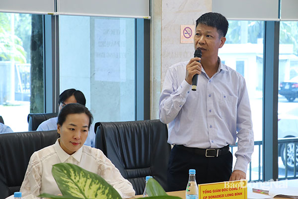 ổng giám đốc Công ty CP Sonadezi Long Bình Nguyễn Bá Chuyên nêu những khó khăn của các khu công nghiệp. Ảnh: Hương Giang