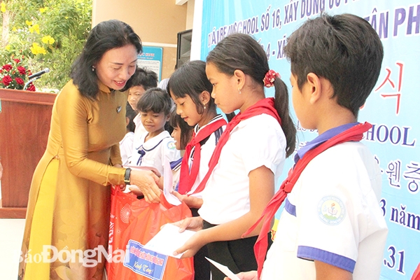 Lãnh đạo Liên hiệp các tổ chức hữu nghị tỉnh tặng quà cho các em học sinh dân tộc thiểu số hoàn cảnh khó khăn tại Trường tiểu học Nguyễn Trung Trực (xã Tà Lài, H.Tân Phú)